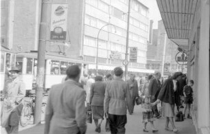 Frankfurt: Zeil, vor Schaufenster