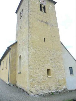 Kirchturm von Ostnordosten über Kirchhof in Übersicht