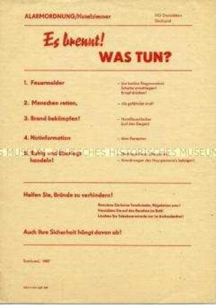 Aushang mit Verhaltensregeln im Falle eines Brandes in einem Hotel
