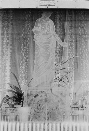 Schaufenster mit Hygieia-Darstellung