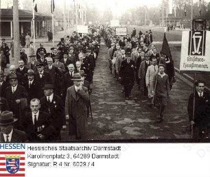 Darmstadt, 1936 Mai 1 / Maikundgebung, hier: Firmenaufmarsch vor der Festhalle, links mit Transparent 'Klischee-Haußmann'