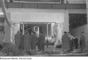 Messebesucher vor dem Eingang zur Kollektivausstellung der Volksrepublik Polen