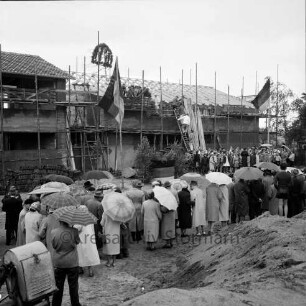 Am Exerzierplatz: Mittelschule (Gemeinschaftsschule) Harksheide: Gäste vor dem Rohbau