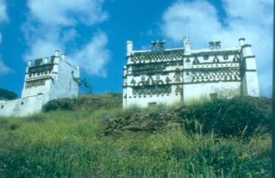 Tinos. Einfacher und doppelter Taubenturm im Tarambados-Tal mit reich verzierter Vorderfront
