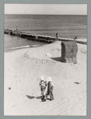 Blick auf den Strand mit Strandkorb