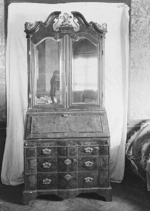 Schreibschrank (geschlossen). Nußbaum, furniert. Sachsen, um 1730. Moritzburg: Schloss Moritzburg, Möbel-Vorrat