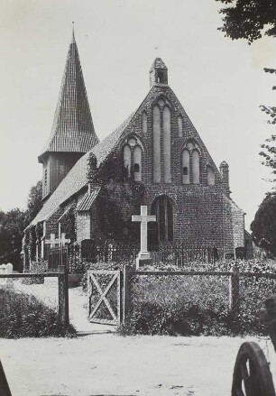 Altefähr, Dorfkirche mit Kirchhof von Osten