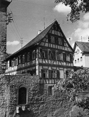 Schwäbisch Hall. Uferbebauung. Einzelnes Haus am Kocherufer