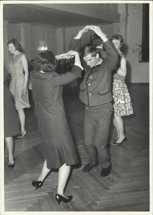 Jugendliche beim Tanz auf einem Tanzsaal