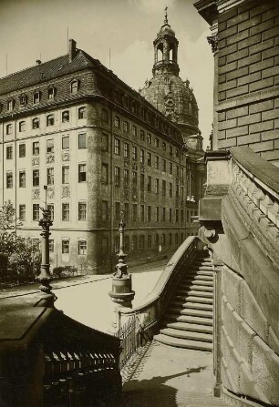 Dresden-Altstadt. Coselpalais (1744/1745; J. C. Knöffel). Rückseite und Kuppel der Frauenkirche, von der Treppe des Staatlichen Kunstausstellungsgebäudes aus gesehen