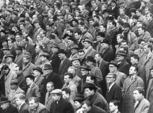 Fußball wird zu allen Zeiten gespielt. Auch während des II. Weltkrieges. Hier schauen sich Zuschauer 1940 in Hamburg ein Spiel an