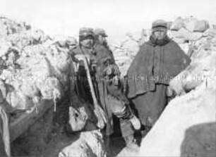 Pfeife rauchende Soldaten in einem Schützengraben