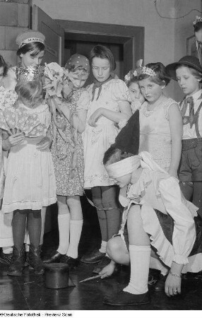 Kostümierte Kinder beim Topfschlagen auf einer Faschingsfeier im Haus der Pioniere
