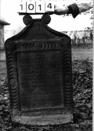 Grabstein 1014 (Index: 99902691) Material: Sandstein Maße HxBxT: 107x58x10 cm: Grabstein 1014