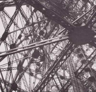 Paris, Eiffelturm. Blick vom 2. Stockwerk nach oben in die Konstruktion