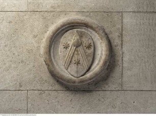 Wappen mit Muschel und Sternen