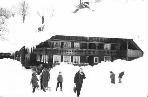 Todtnauberg: Bauernhaus im Schnee; im Dorf