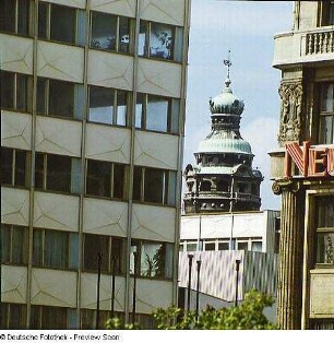 Leipzig-Zentrum, Turm des Neuen Rathauses. Blick durch eine Bebauungslücke