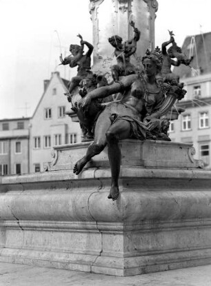 Augustusbrunnen — Personifizierung der Singold mit Urne und Füllhorn