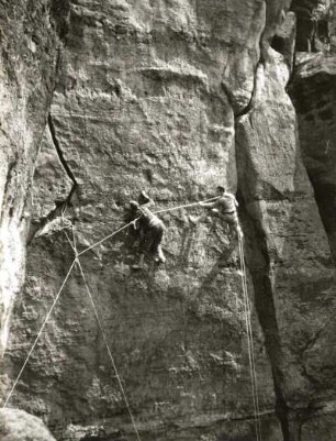 Sächsische Schweiz. Affensteine, Rokokoturm. Seilschaft Karlheinz Gonda und Gerhard Junghans bei der Erstbegehung des Bergfinken-oder Neuen Westweges. 26.6.1949 (VIIIb)
