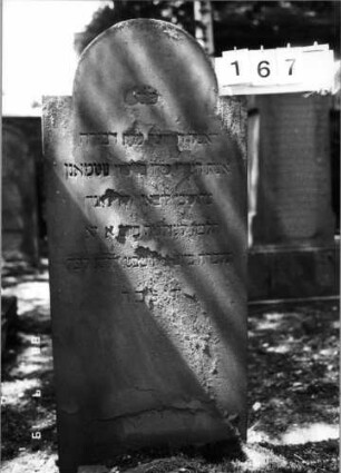 Grabstein 167 (Index: 100094314) Material: Sandstein Zustand: abgeblättert mit Textverlust Maße HxBxT: 145x60x9 cm Beschreibung: Stele, eingezogener Rundbogenabschluß: Grabstein 167