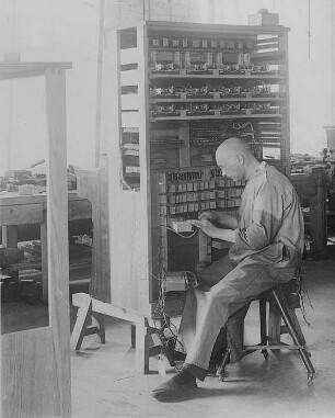 Montage eines Autojanus-Schrankes, Rückansicht : Technikgeschichte | Technologie | Maschinenbau und Eisengiesserei | Elektrotechnische Industrie