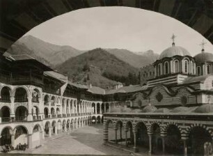 Bulgarien. Rila-Kloster, auch Kloster des Heiligen Iwan Rilski. Klosterhof mit Marienkirche im Hintergrund Rilagebirge