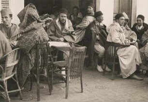 Tétouan. Marokko.Vor einem Café. Männer sitzen in landestypischer Kleidung an Tischen.