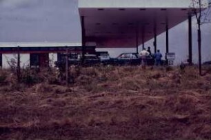 Tankstelle und Raststätte an der Autobahn: Tankstelle