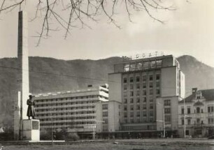 Brasov (ehemals Kronstadt). Hotel "Carpati". Ansicht mit Denkmal für die Roten Armee