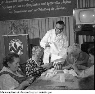 Ein Veteranenklub der Volkssolidarität hilft im Klub beim Verpacken