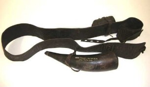 Gürtel mit Pulverhorn und Patronentasche