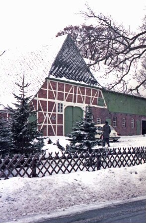 Fischbek: Fachhallenhaus: Teilansicht: Straßenseite Giebelfront Wirtschaftstrakt mit Scheunentor: rechts angeschlossene Drempelscheune