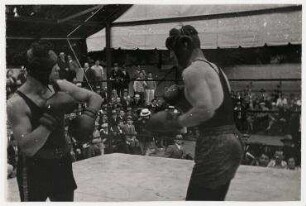 Max Schmeling beim Trainingskampf in Kingston, New York. links: Max Schmeling