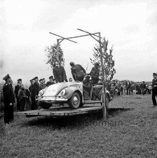 Schlamersdorf: Amtsfeuerwehrfest: Spiel "Würstchenschnappen": Feuerwehrleute in VW-Käfer auf einer Wippe