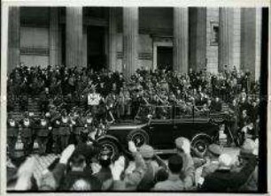 Der Reichspräsident verlässt die Nicolaikirche nach dem Gottesdienst anlässlich der Reichstagseröffnung