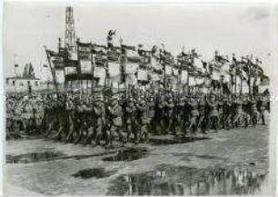Aufmarsch des Stahlhelm auf dem Tempelhofer Feld beim Reichsfrontsoldatentag