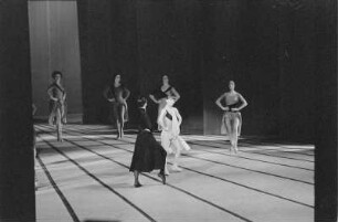 Szenenbilder aus "Erfindung der Liebe", Ballettabend mit Ludwig van Beethovens "Die Geschöpfe des Prometheus" und einer Tanzausdeutung von Antonio Vivaldis "Die Jahreszeiten". Komische Oper Berlin, 16.07.1976