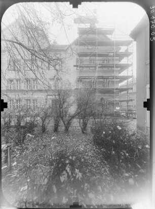Kamenz, Platz der Jugend (Schulplatz) 1. 1. POS (1. Mittelschule; 1843-1844). Eingangsfront (Teilansicht, teilweise eingerüstet)