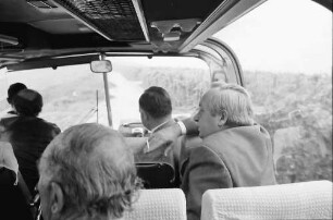 Batzenberg: Busfahrt; mit Minister Weiser