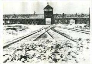 Blick auf das Torhaus des Konzentrationslagers Auschwitz-Birkenau