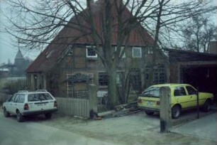 Horst 3: traufständiges Bauernhaus: Giebelseite ehemaliger Wirtschaftstrakt: links Traufseite: im Hintergrund links Kirche