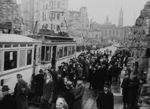 Szene aus dem amerikanischen Dokumentarfilm "Dresden 1946": Fahrgäste an der Straßenbahn