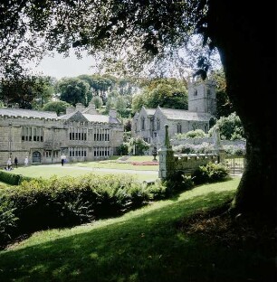Cornwall. Lanhydrock House. Ansicht mit Kapelle von Nordosten