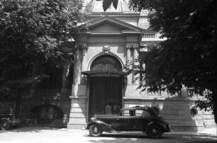 Bukarest: Bojarenvilla mit Prunkeingang, Auto davor