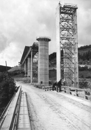 Taubertalbrücke in km 472,227 Widerlager A, Pfeiler B - D Im Vordergrund Arbeitsbrücke über den Tauber.