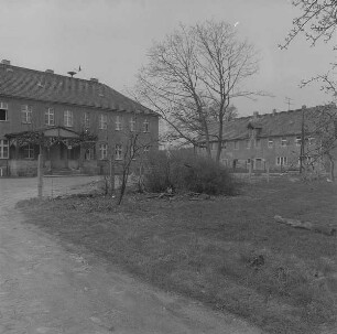 Ehem. Wirtschaftsgebäude : Ehemaliges Gut Neudöbern (18. Jh.). Ehemaliges Gutshaus (Gaststätte "Zur Linde" und Kindergarten) und ehemaliges Wirtschaftsgebäude (Wohnhaus)