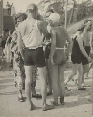 Berlin. Freibad Wannsee. Besucher unterhalten sich