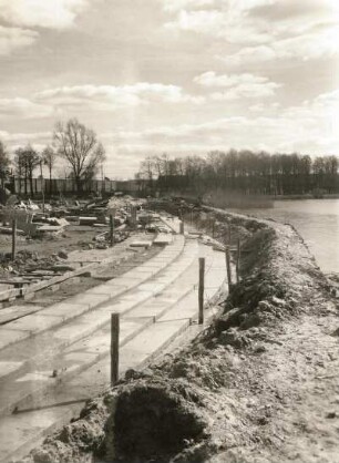 Ravensbrück, Gedenkstätte des ehemaligen Frauen-Konzentrationslagers : Bauarbeiten zur Errichtung der Nationalen Gedenkstätte, Bauzustand: April 1957