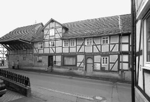 Ernhaus mit Schmiede und Wirtschaftsgebäude; Nieste, Kasseler Straße 1